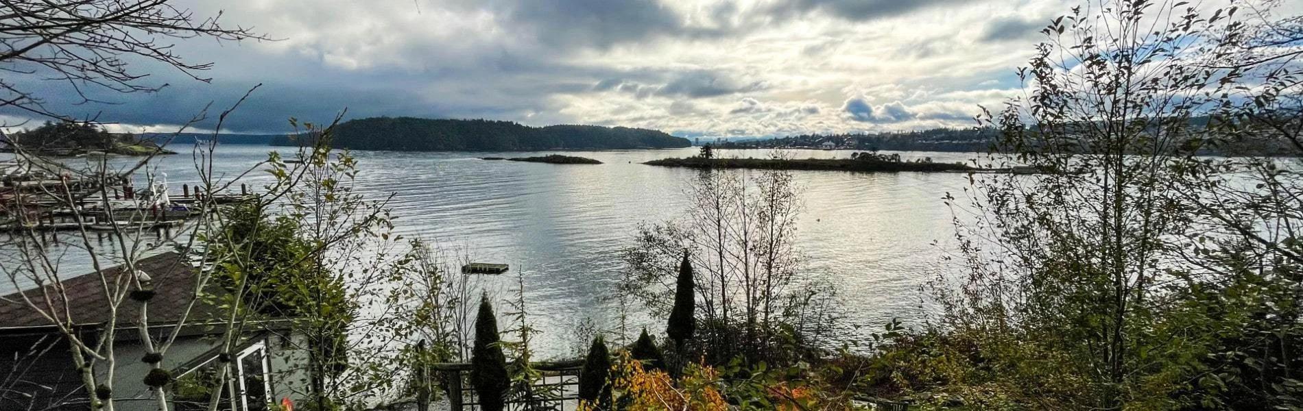 Gorgeous panoramic shot of the Ladysmith waterfront on a cloudy day