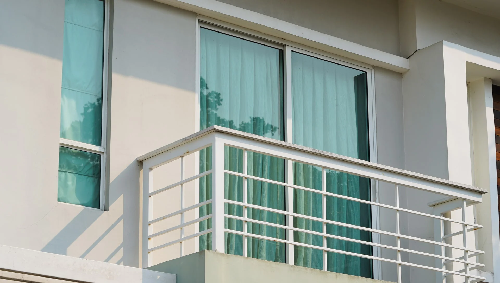 Exterior of old style condo complex centered on a balcony