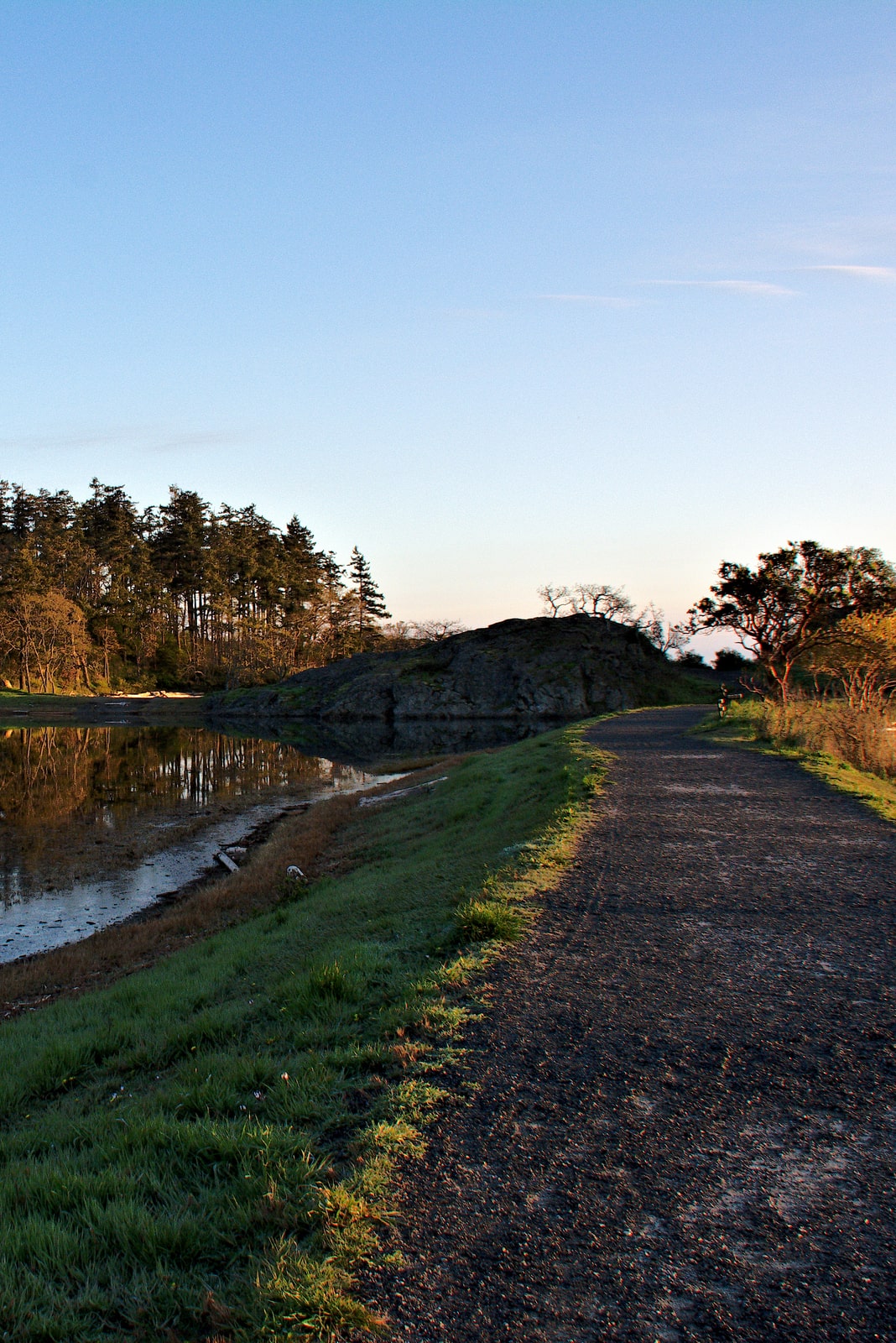 Trail by Nanaimo lakefront