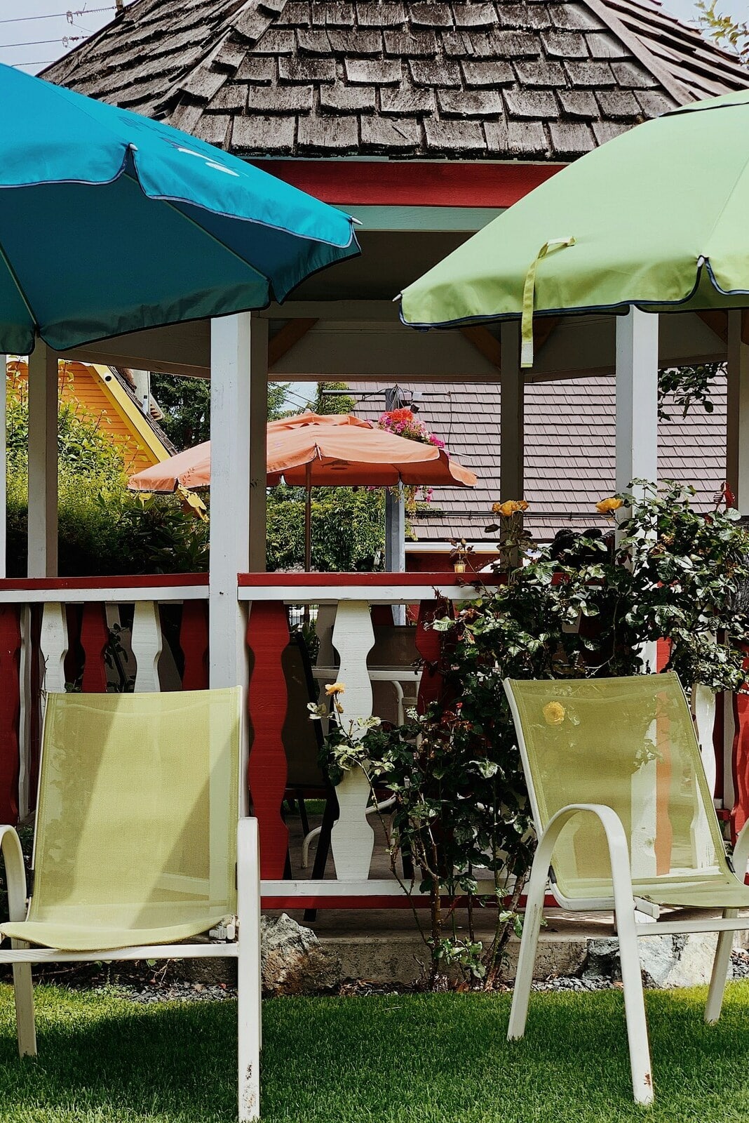 Two chairs set up in the Chemainus downtown. Photo by Natalie Scott on Unsplash.