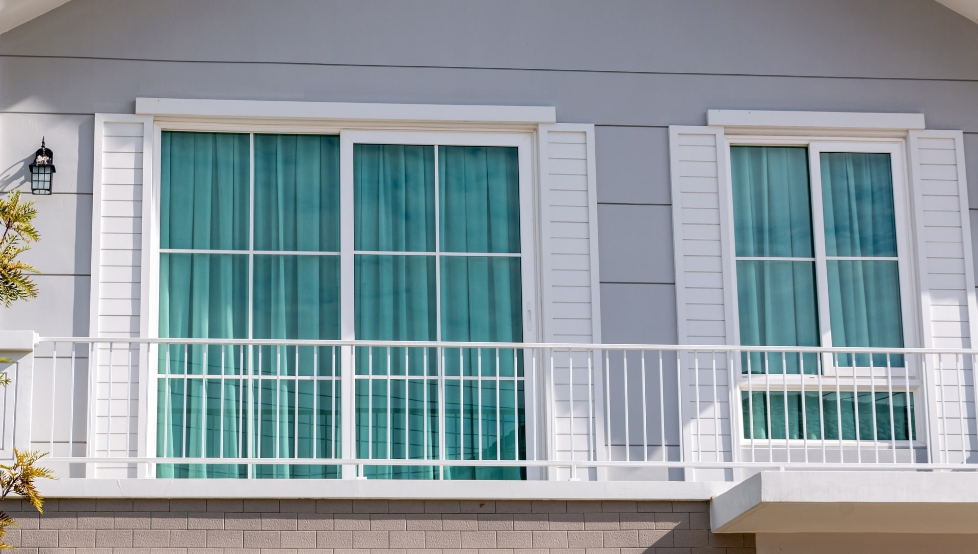 Top floor of duplex with two windows